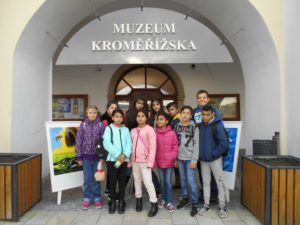 děti před muzeem